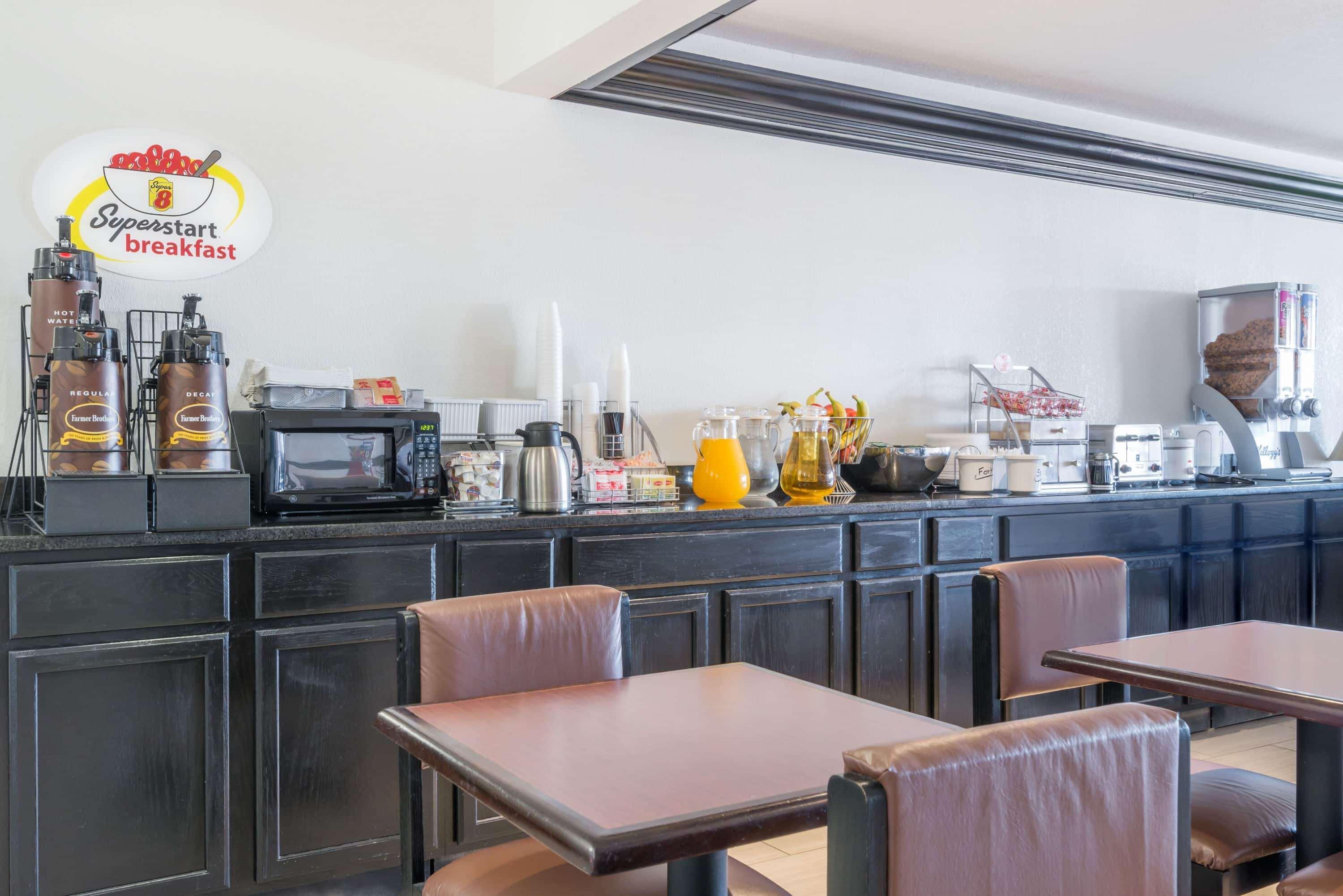 Super 8 By Wyndham Madison In Hotel Luaran gambar