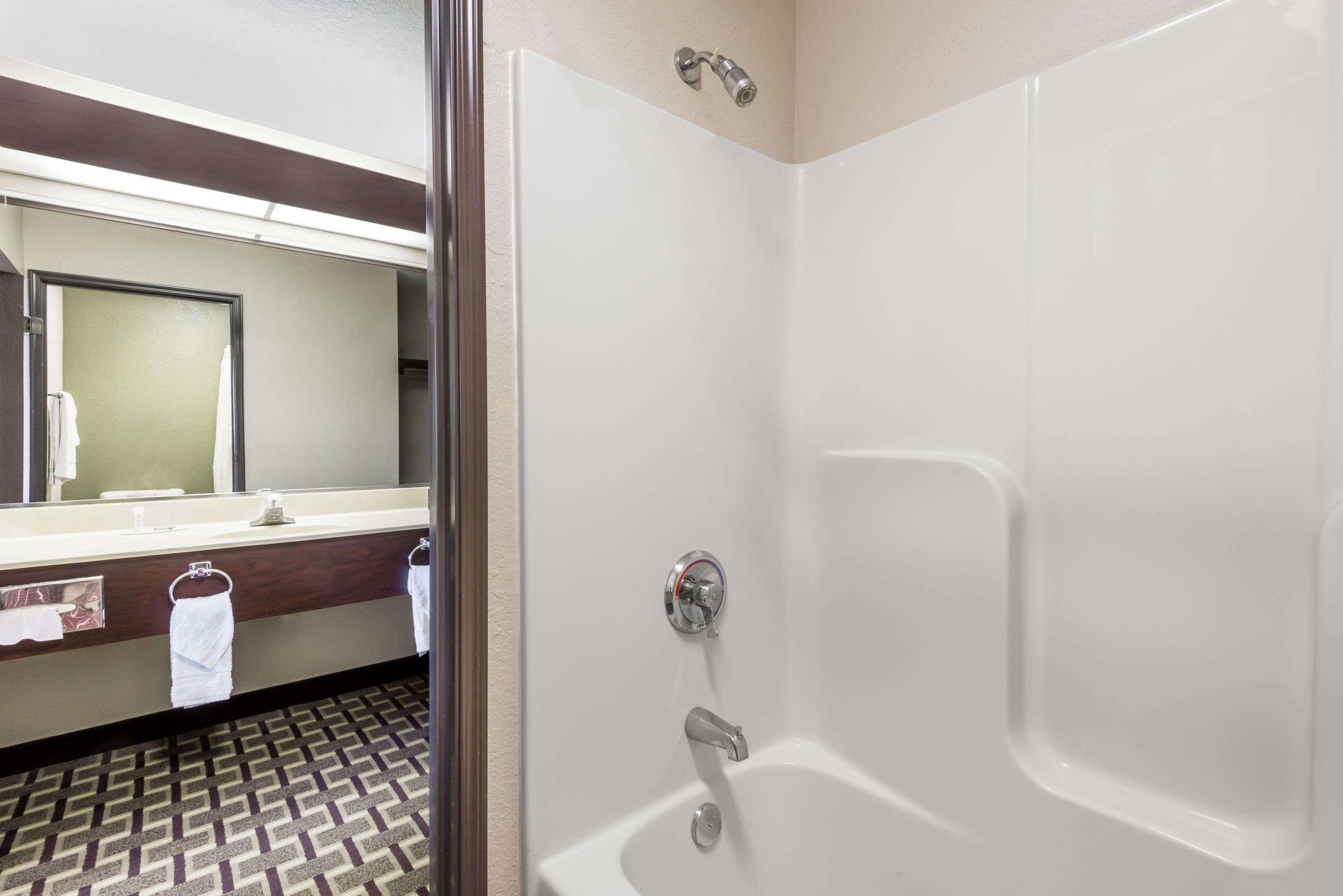 Super 8 By Wyndham Madison In Hotel Luaran gambar