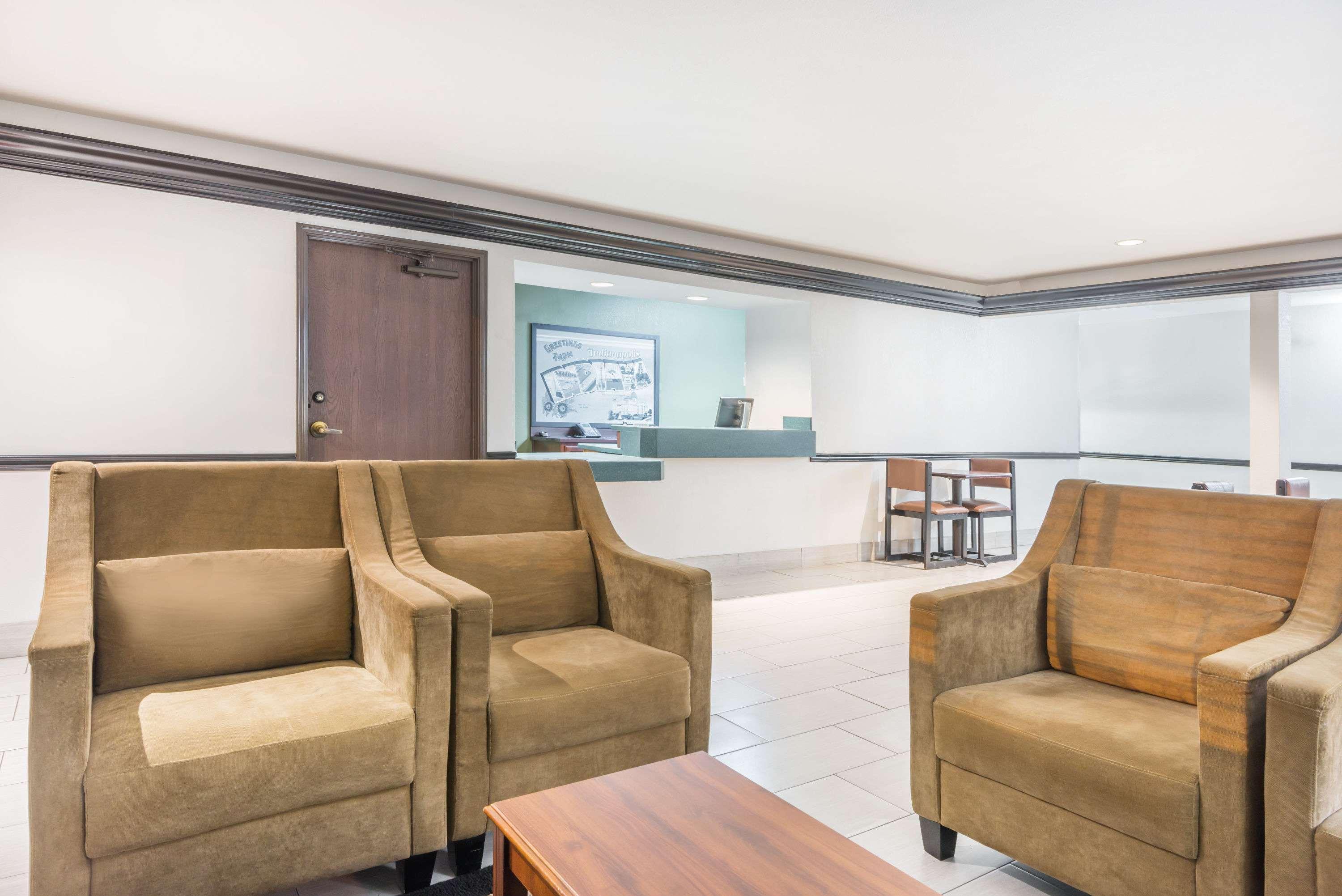 Super 8 By Wyndham Madison In Hotel Luaran gambar