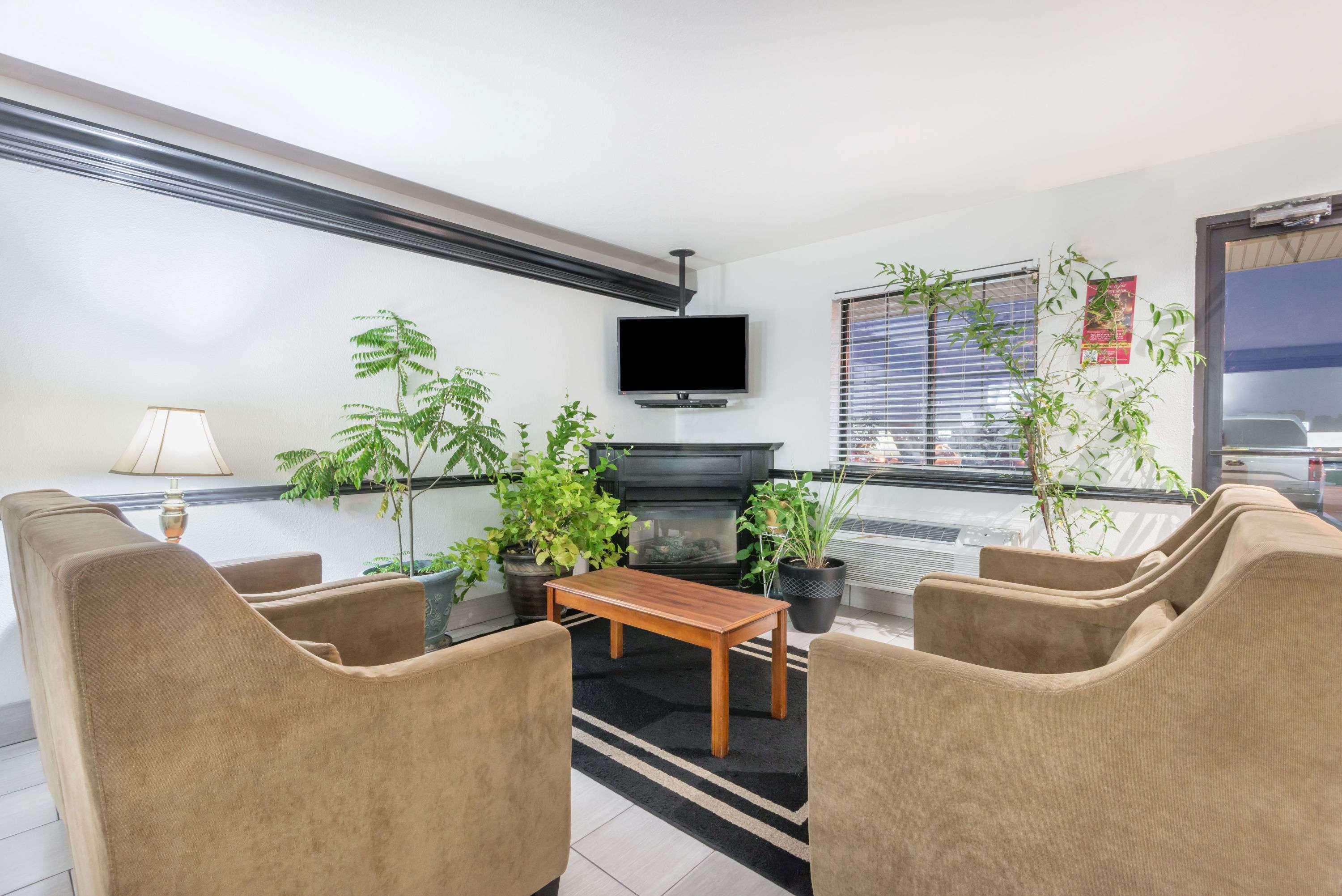 Super 8 By Wyndham Madison In Hotel Luaran gambar