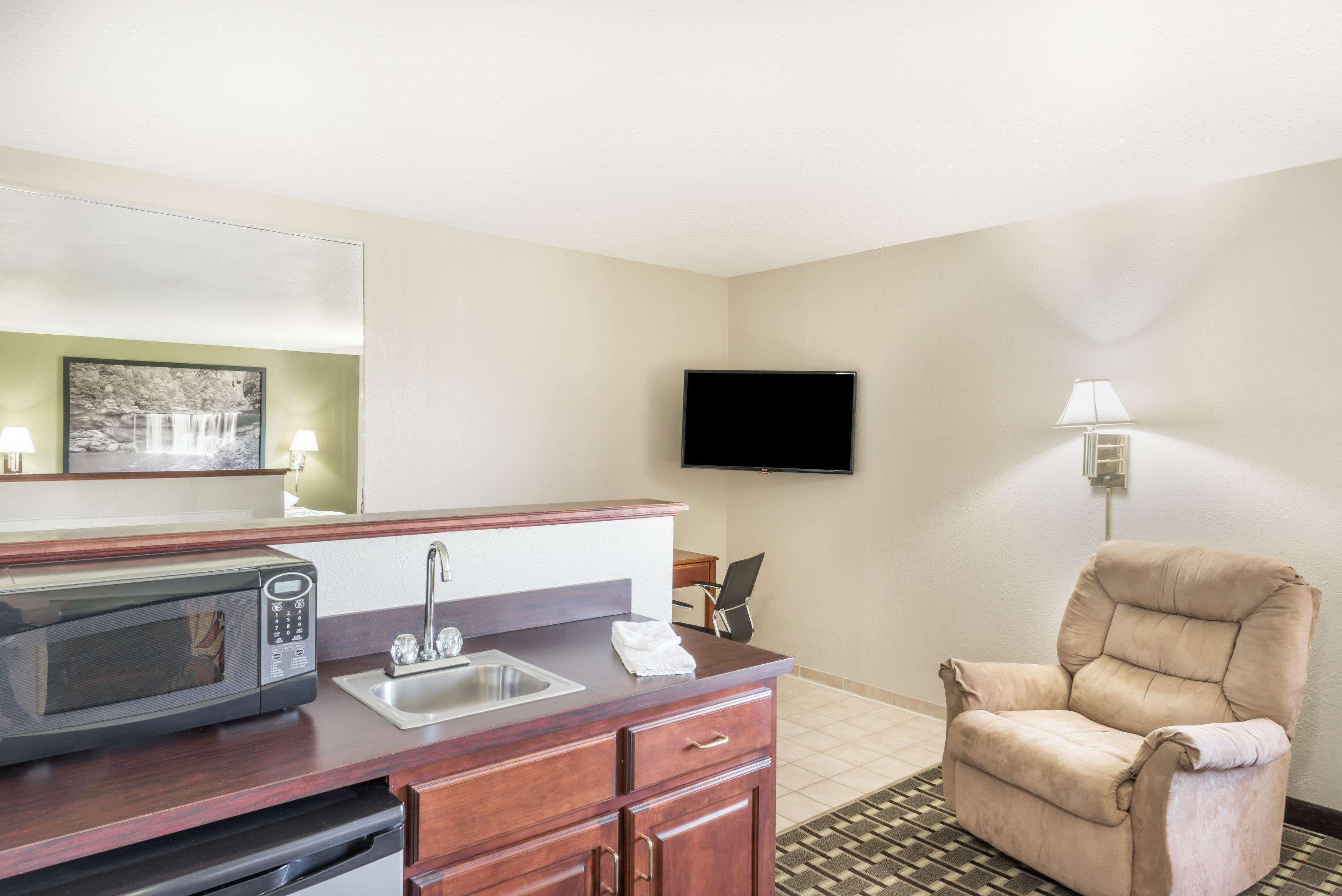Super 8 By Wyndham Madison In Hotel Luaran gambar