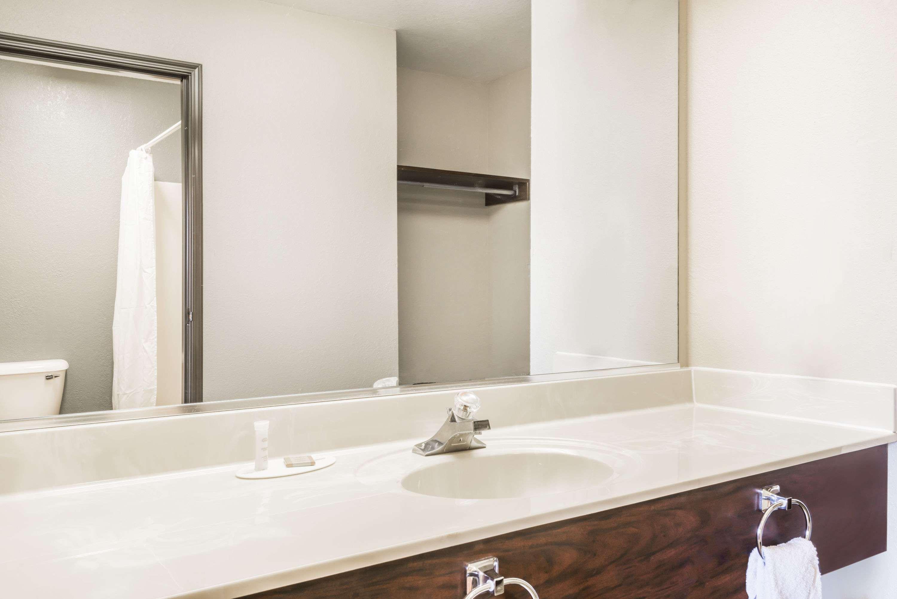 Super 8 By Wyndham Madison In Hotel Luaran gambar