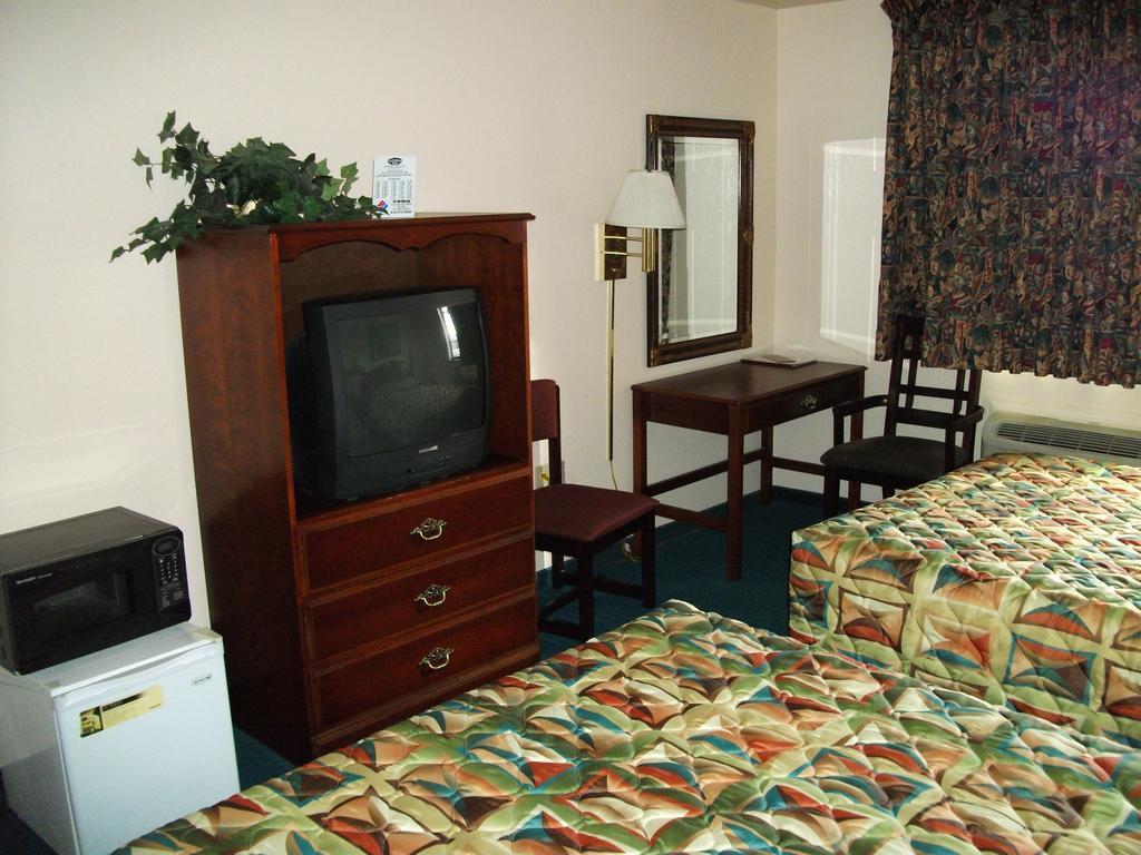 Super 8 By Wyndham Madison In Hotel Luaran gambar